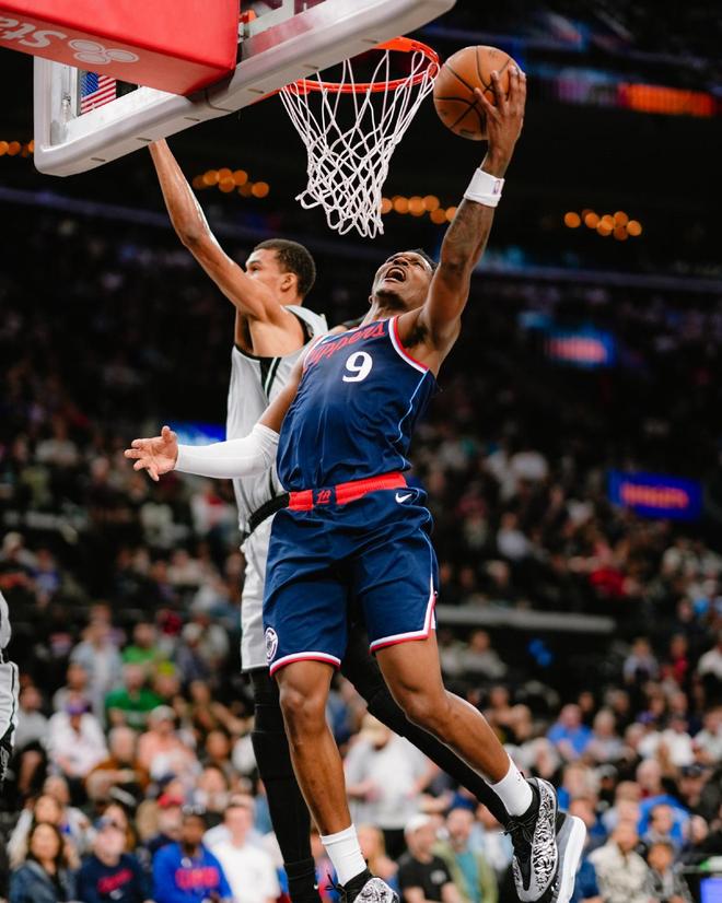 文班亚马创NBA历史盖帽神迹 马刺逆转快船拒24分