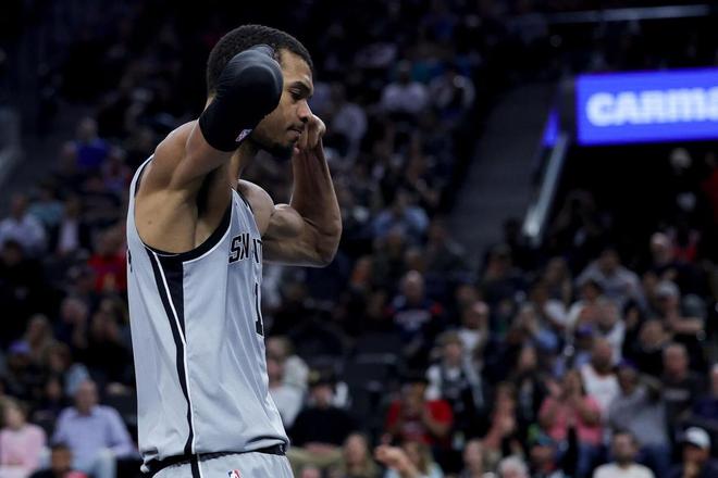 文班亚马创NBA历史盖帽神迹 马刺逆转快船拒24分