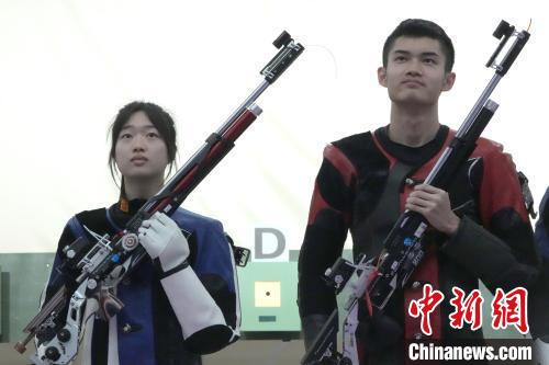 黄雨婷盛李豪搭档夺金 亚运赛场绽放金童玉女风